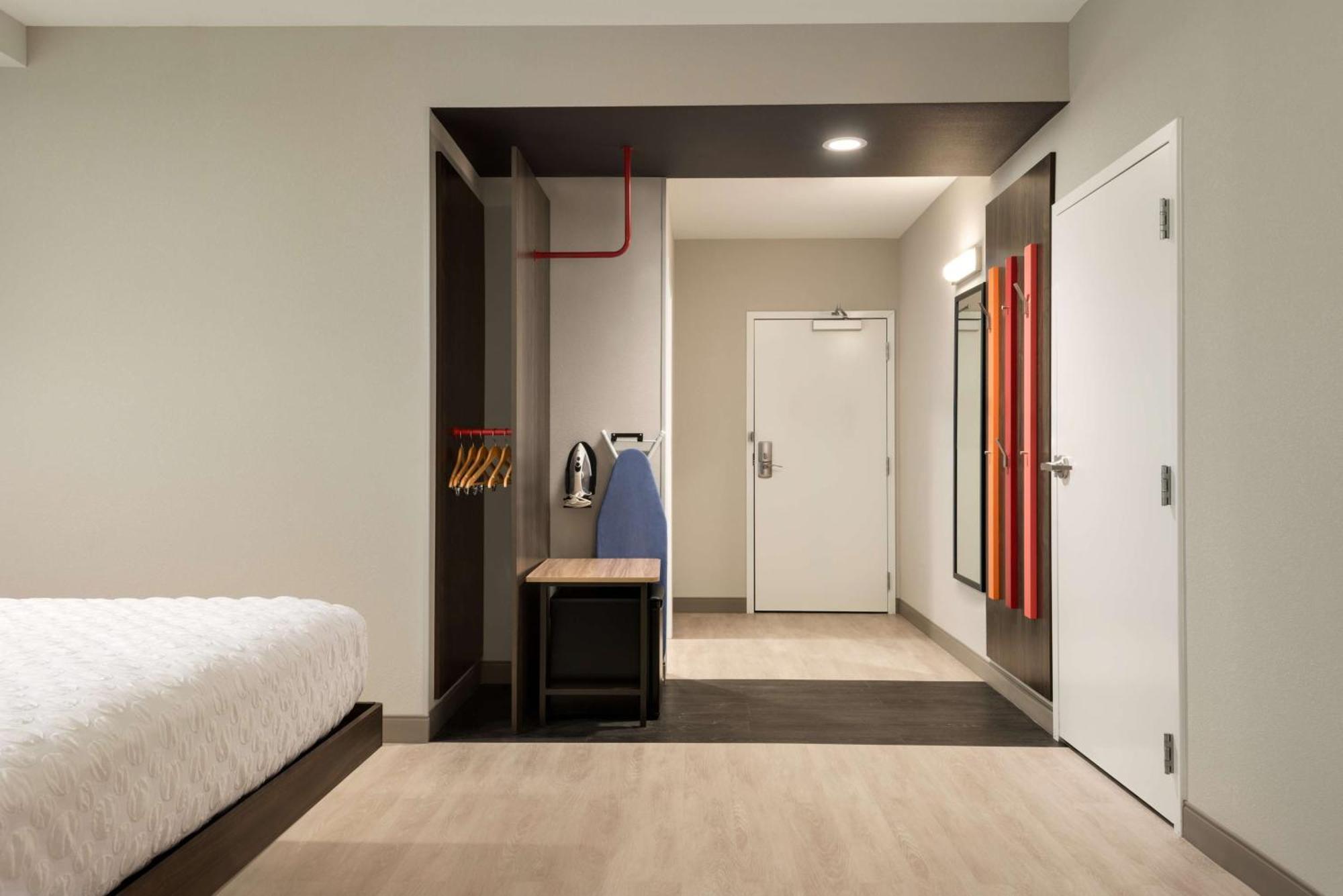 Tru By Hilton Cedar Rapids Westdale Hotel Exterior photo