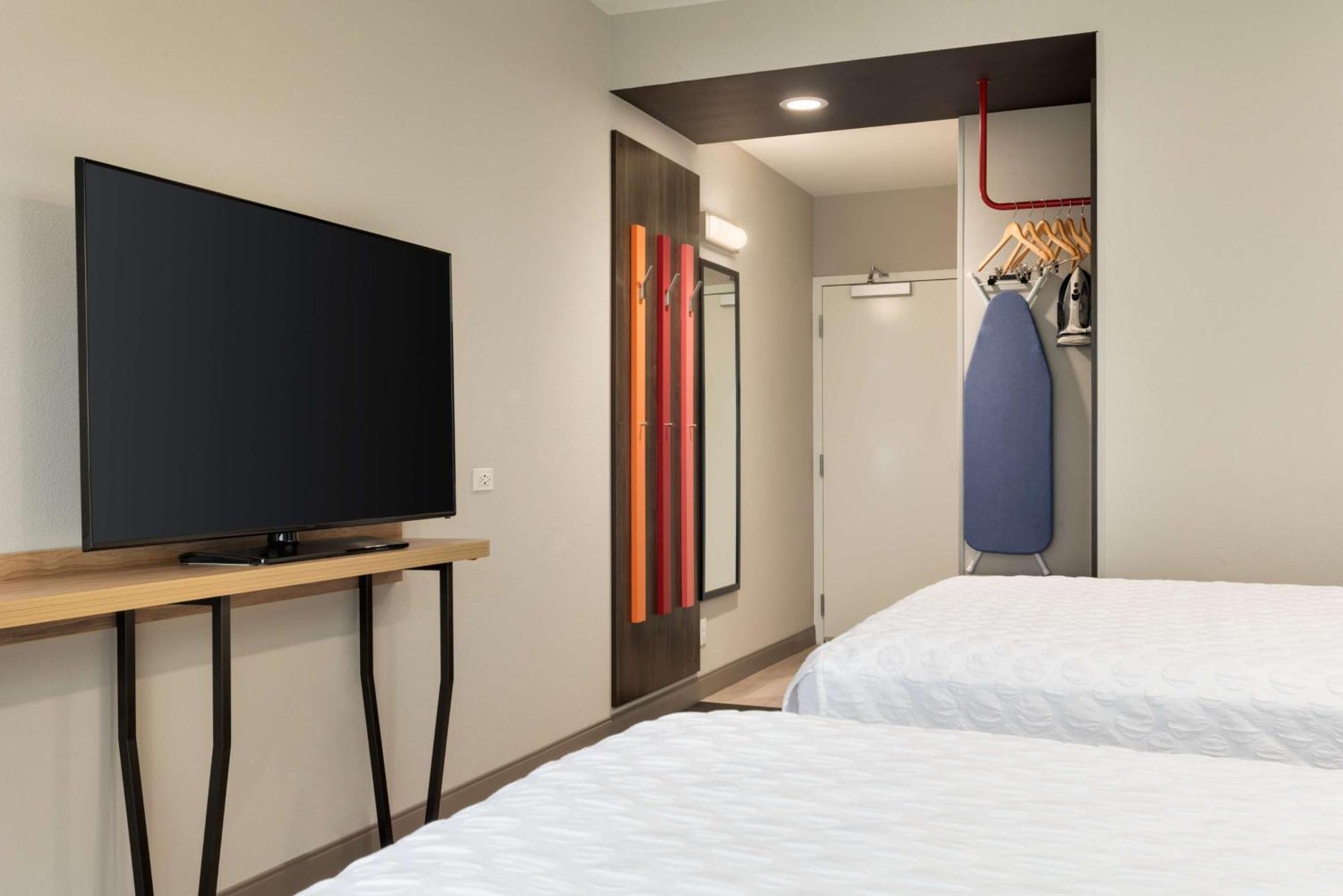 Tru By Hilton Cedar Rapids Westdale Hotel Exterior photo